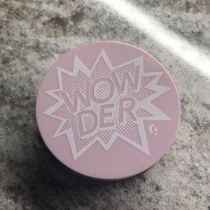 Glossier wowder light/medium